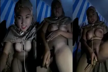 Bokep Jilbab Colmek Pakai Terong Besar poster
