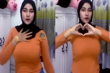 Bokep Jilboobs Cantik Live Show Nakal Desah poster