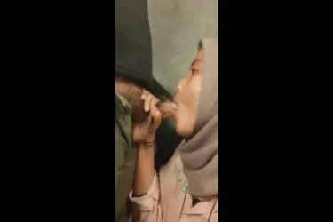 Cewek Jilbab Nurut Diperintah Nyepong poster