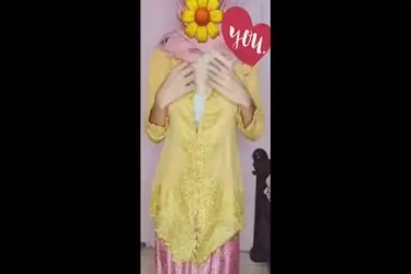 Hijab Kebaya Pink Goyang Asyik Posisi Atas poster